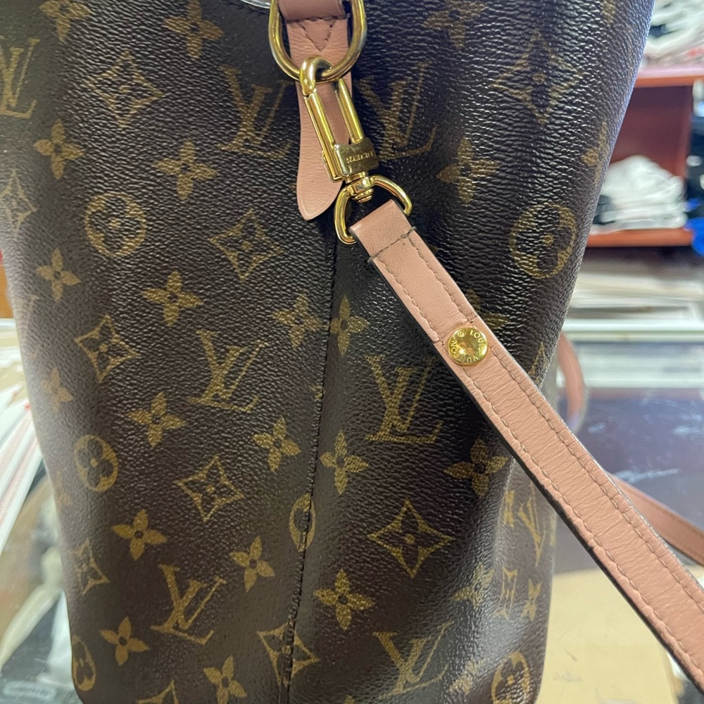 ✨💎AUTHENTIC💎✨Louis Vuitton Monogram NEONOE rose poudre MM